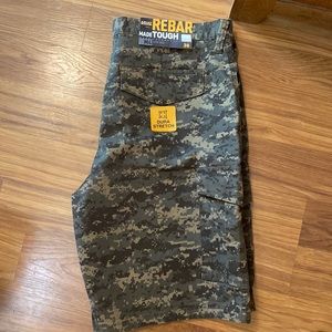 Brand NEW with tag Men’s Ariat Cargo shorts. Size 38